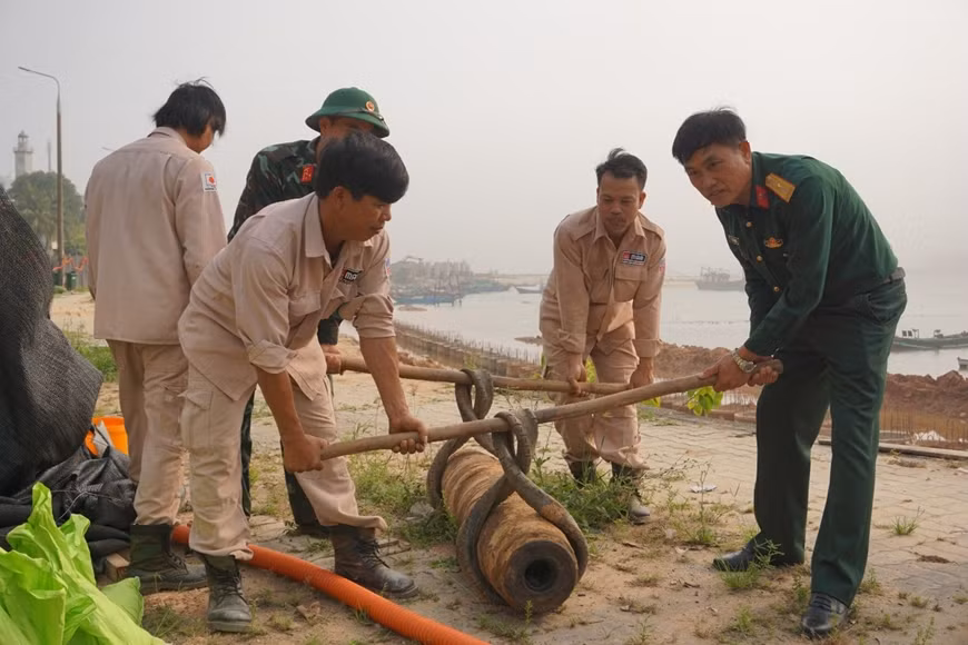 Quảng Bình: Phát hiện quả bom nặng hơn 200kg ở nơi đông dân cư Quang Binh: Phat hien qua bom nang hon 200kg o noi dong dan cu