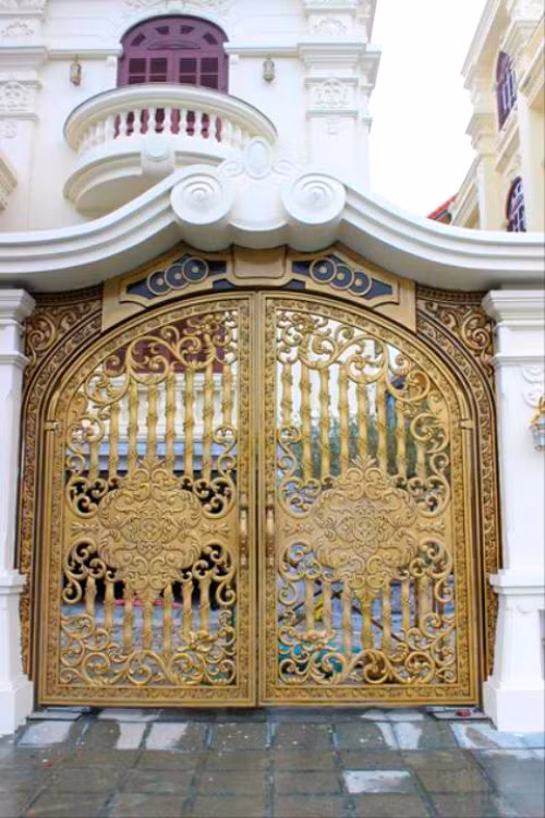 Nguyên hệ thống cây xanh và đặc biệt là hai cây ô liu được nhập khẩu cũng có giá không dưới tiền tỷ. Ảnh: ĐSPL.