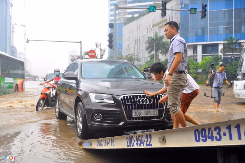 Đoạn đường nằm sát khu chung cư này có thời điểm chìm trong biển nước với độ ngập sâu hơn 60cm, chỗ trũng nhất nước dâng cao khoảng 80 cm. Hình ảnh được Zing ghi nhận trên đường Dương Đình Nghệ lúc 8h30 sáng 25/5/2016. Ảnh: Zing.