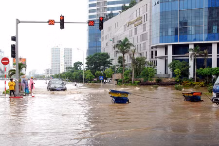 Khu chung cư cao cấp ở Hà Nội bị ngập hết đường vào, chia cắt với bên ngoài trong nhiều giờ đồng hồ. Ảnh: Vietnamnet.