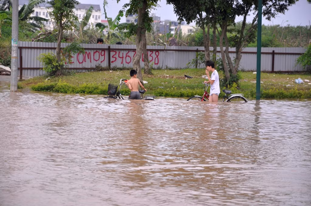 Chưa kể, trước đó, từ đầu năm 2016, tòa nhà này nhiều lần bị nước lũ bao vây, đợt lâu nhất cũng đến 3-4 ngày. Hồi tháng 5/2016, nước tràn vào tầng hầm của tòa nhà khiến thang máy ngừng hoạt động.