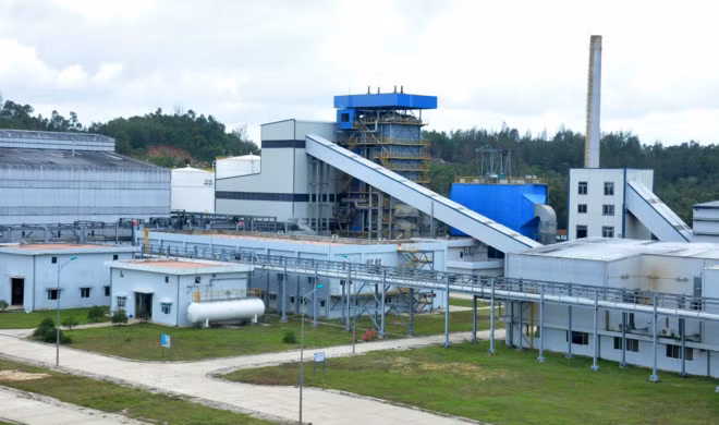  3. Nhà máy sản xuất nhiên liệu sinh học Dung Quất Dự án nghìn tỷ tai tiếng của PVN còn phải kể đến dự án nhà máy nhiên liệu sinh học Bio-Ethanol Dung Quất. Dự án này được khởi công xây dựng tháng 9/2009 với vốn đầu tư 1.887 tỷ đồng trên diện tích 24,6 ha tại huyện Bình Sơn, tỉnh Quảng Ngãi. Đây là nhà máy sản xuất nhiên liệu sinh học có quy mô đầu tư lớn nhất miền Trung hiện nay, chủ yếu sản xuất cồn Ethanol 99,8% từ sắn lát, công suất 100 triệu lít một năm. Sau 18 tháng thi công, ngày 3/2/2012 nhà máy chính thức cho ra mắt dòng ethanol đầu tiên. Ảnh: Zing.