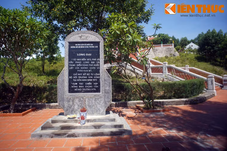 2. Nằm ở địa phận thôn Long Đại, xã Hiền Ninh, huyện Quảng Ninh, tỉnh Quảng Bình, bến phà Long Đại nổi tiếng là một "tọa độ lửa", nơi đế quốc Mỹ thả quả bom đầu tiên trong cuộc chiến tranh phá hoại miền Bắc từ năm 1965 đến 1972.