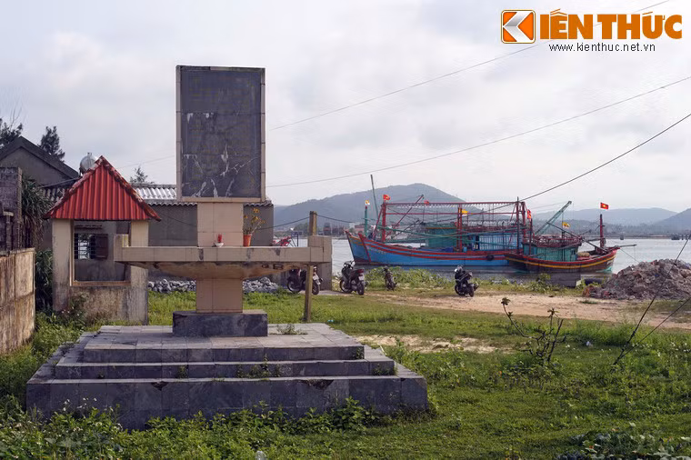 Ngược dòng lịch sử, bến phà Gianh được thực dân Pháp xây dựng trêm Quốc lộ 1 vào năm 1886. Trong giai đoạn kháng chiến chống Pháp (1947-1954), quâm Pháp đóng đồn ở Thanh Khê, ngay cạnh bờ Nam bến phà Gianh nhằm bảo vệ đường chuyển quân trên Quốc lộ 1.