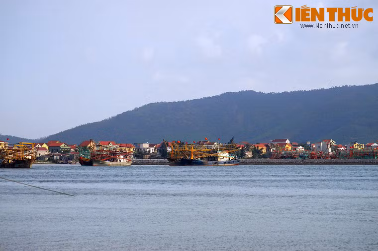 Thất bại trong chiến lược “Chiến tranh đặc biệt”, đế quốc Mỹ chuyển sang chiến lược “Chiến tranh cục bộ” ở miền Nam và tiến hành chiến tranh phá hoại miền Bắc. Ở Quảng Bình, máy bay Mỹ đánh vào cửa Roòn, cửa Gianh. Các lực lương của ta trong vùng đã tổ chức lực lượng phối hợp chặt chẽ đánh trả địch quyết liệt.