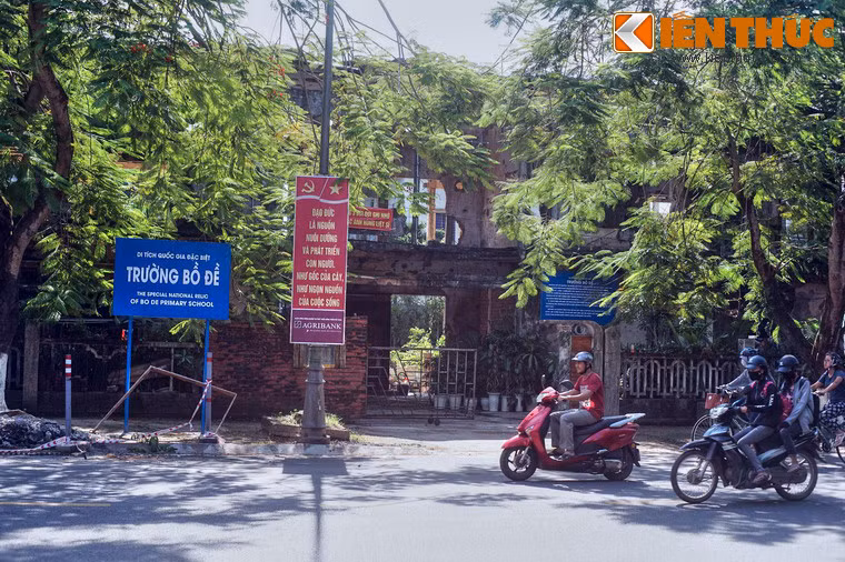 1. Nằm trên đường Trần Hưng Đạo, cạnh Quốc lộ 1A thuộc địa phận thị xã Quảng Trị, tỉnh Quảng Trị, trường Bồ Đề là một chứng tích của tội ác chiến tranh, là ký ức đau thương về sự mất mát lớn lao mà mảnh đất Quảng Trị phải gánh chịu trong một thời kỳ chiến tranh khốc liệt.