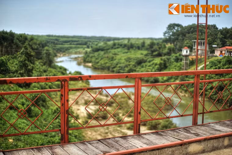 Từ khi Nghĩa trang Liệt sĩ Quốc gia Trường Sơn được xây dựng, cây cầu trở thành điểm đến của hàng triệu lượt người đến dâng hương cho người thân và tưởng niệm các liệt sĩ đã anh dũng hy sinh trên suốt dọc đường Trường Sơn trong những năm đánh Mĩ.