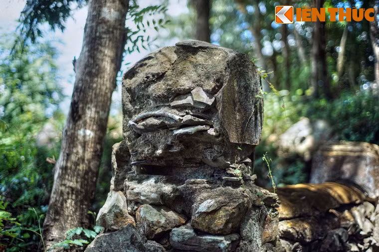 Tất cả các ngôi mộ cổ đều được phủ bên ngoài một lớp hợp chất vôi cát dày. Tại một số ngôi mộ bị sụp đổ hoặc bị bong tróc lớp hợp chất ở bề mặt, có thể nhận thấy vật liệu xây dựng chủ yếu là đá.