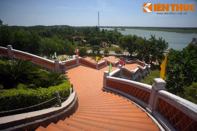 Ngày 16/6/1972, tại bến phà Long Đại, 15 thanh niên xung phong quê Nghệ An đang tập hợp, chào cờ trước lúc ra trận địa làm đường thông xe, bất ngờ một trận bom của không quân Mỹ dội xuống làm cả 15 người tuổi đời chỉ mười tám, đôi mươi hy sinh.