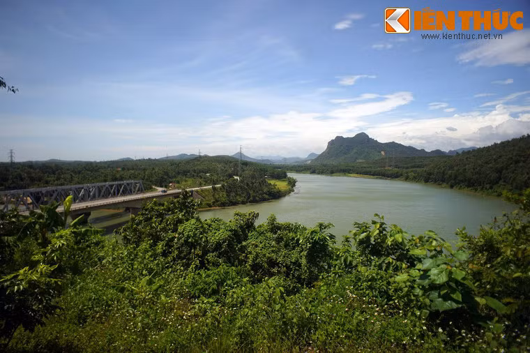 Từ sân đền, có thể ngắm nhìn khung cảnh hùng vĩ với dòng sông Long Đại trong xanh chảy qua chân núi Thần Đinh.