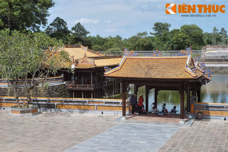 Cả hai nhà tạ này cùng được xây dựng vào năm 1864, dưới triều Tự Đức. Xung Khiêm Tạ (trái) nằm ở phía Bắc hồ Lưu Khiêm, còn Dũ Khiêm Tạ (phải) nằm ở phía Tây, cùng có hướng nhìn quay ra mặt hồ.