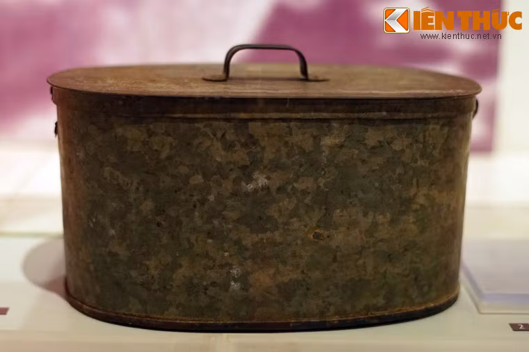 Thùng cất giữ tài liệu của bà Bùi Thị Diệp, An Nhơn Tây, Củ Chi.