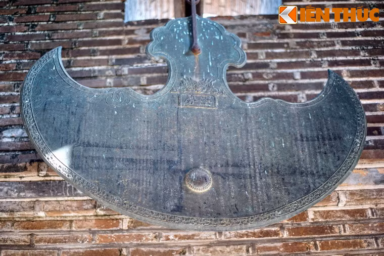 Chiếc khánh cũng bằng đồng, đúc năm 1817.