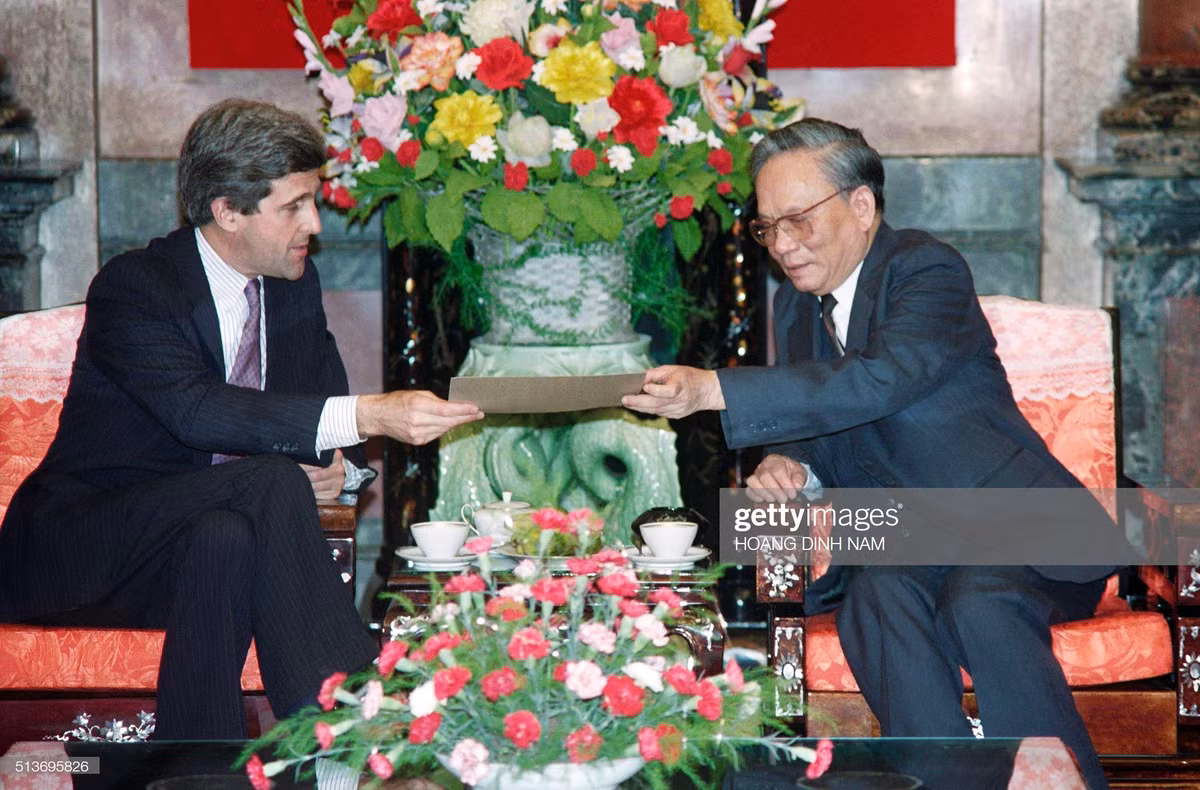 Thượng nghị sĩ John Kerry đưa Chủ tịch nước Lê Đức Anh lá thư của Tổng thống Mỹ George Bush trong cuộc gặp ở Phủ Chủ tịch tại Hà Nội ngày 18/11/1992. Giai đoạn này ông John Kerry là Chủ tịch Ủy Ban Thượng viện về vấn đề người Mỹ mất tích ở Việt Nam.