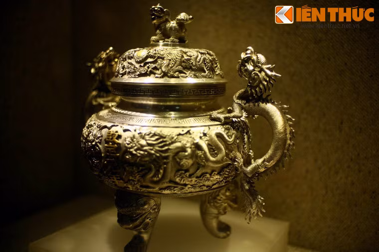 Đỉnh làm bằng bạc trang trí hình rồng.