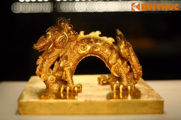 Lóa mắt trước bộ sưu tập rồng bằng vàng khối nhà Nguyễn Loa mat truoc bo suu tap rong bang vang khoi nha Nguyen