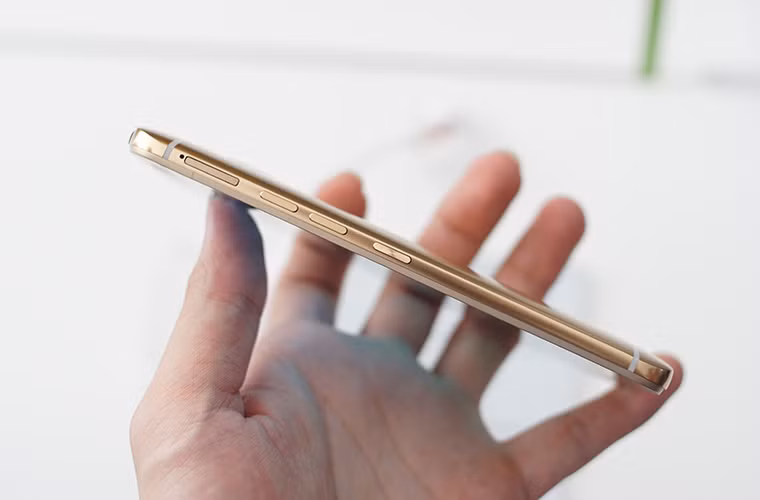 Cạnh phải với hệ thống nút nguồn và âm lượng. Trong khi ở cạnh bên là khe sim chuẩn Nano Sim.