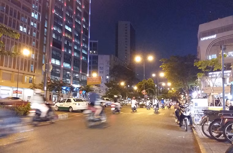 Khả năng chụp đêm của A7 cũng rất ấn tượng – tốc độ bắt hình nhanh, mặc dù còn nhiễu hạt
