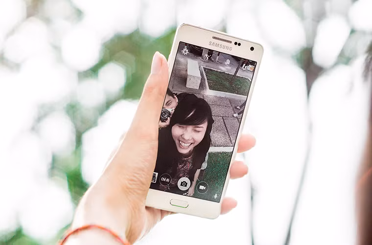 Giờ đây các bạn trẻ có thể tự tin hơn khi chụp ảnh selfie, chụp cùng nhiều bạn bè hơn