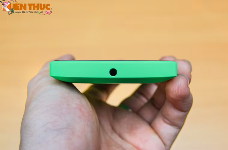 Cạnh trên là jack cắm tai nghe 3.5mm