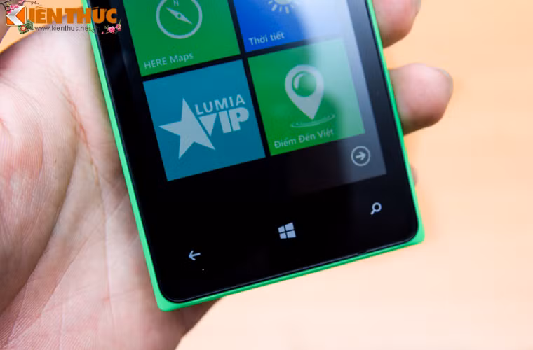 Máy chạy Windows Phone 8.1 phiên bản Denim, với hàng loạt ứng dụng độc quyền của dòng máy Lumia