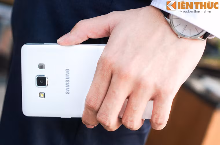 Ngoài ra với thiết kế nguyên khối, Galaxy A7 chắc chắn là sự lựa chọn sáng giá cho những ai cần một vẻ lịch lãm bên cạnh mình