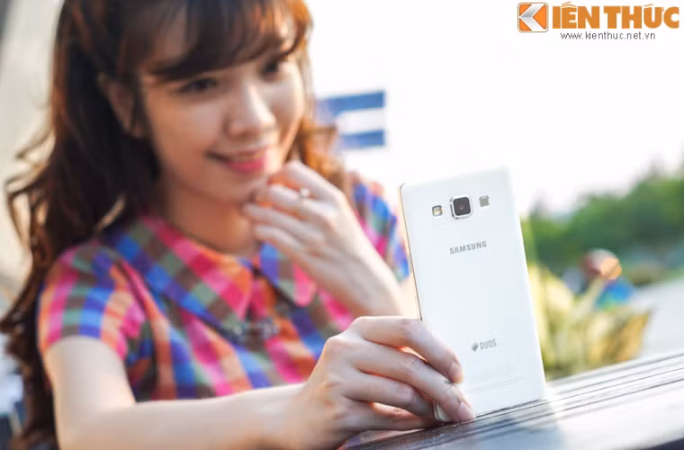 Với màn hình 5 inch và độ mỏng chỉ 6.7mm, Galaxy A5 là chiếc smartphone sáng giá cho những cô nàng năng động luôn muốn mang theo chiếc điện thoại của mình đến bất cứ đâu