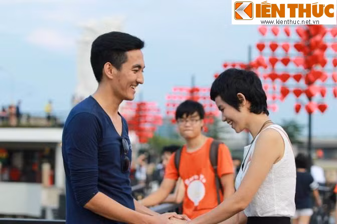 Cảm động hơn cả là câu chuyện của cô gái trong "Điều ước thứ 7" Võ Thị Ngọc Nữ. Cô gái xinh đẹp đang nắm tay thân mật với người bạn của mình. Cô đã nở nụ cười đầy lạc quan dù trong người đang mang căn bệnh ung thư máu.