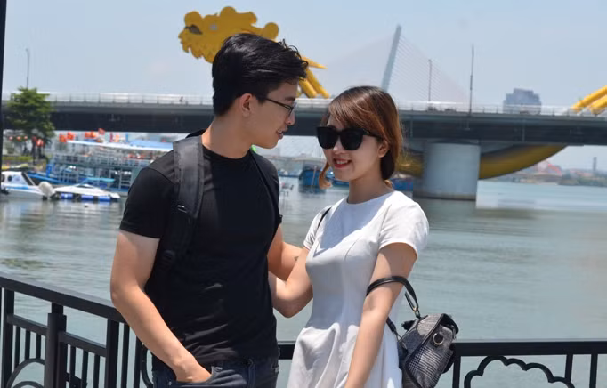 Hay cùng tạo dáng và ghi lại những góc ảnh đẹp trên chính cây cầu có vị trí đẹp nhất của sông Hàn huyền bí này.