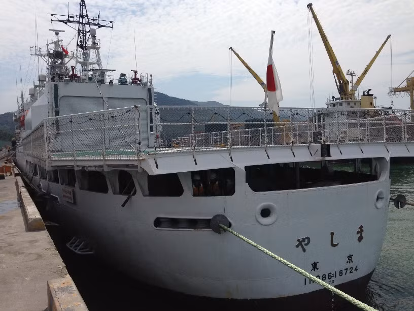 Sân đỗ trực thăng và nhà chứa máy bay nằm ở đuôi tàu.