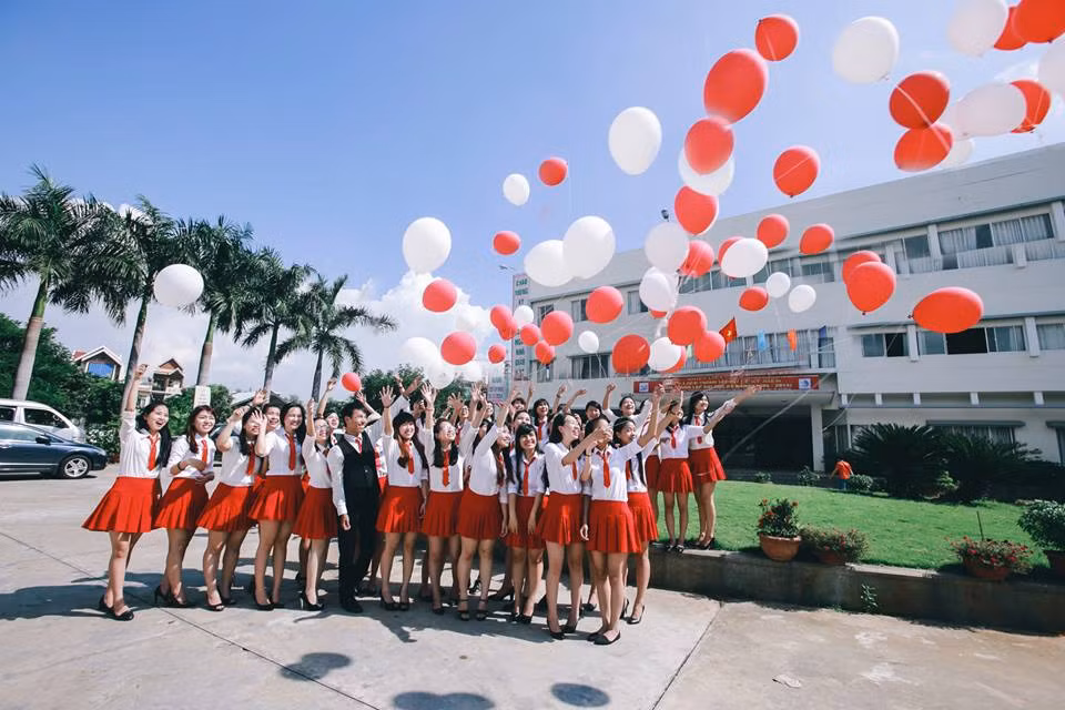 Qua đây, một thành viên lớp cũng muốn gửi gắm: "Xin cảm ơn thầy cô, ngôi trường, bạn bè đã nuôi dưỡng, chắp cánh cho những ước mơ, cho chúng em hành trang tri thức vững chắc vào đời".