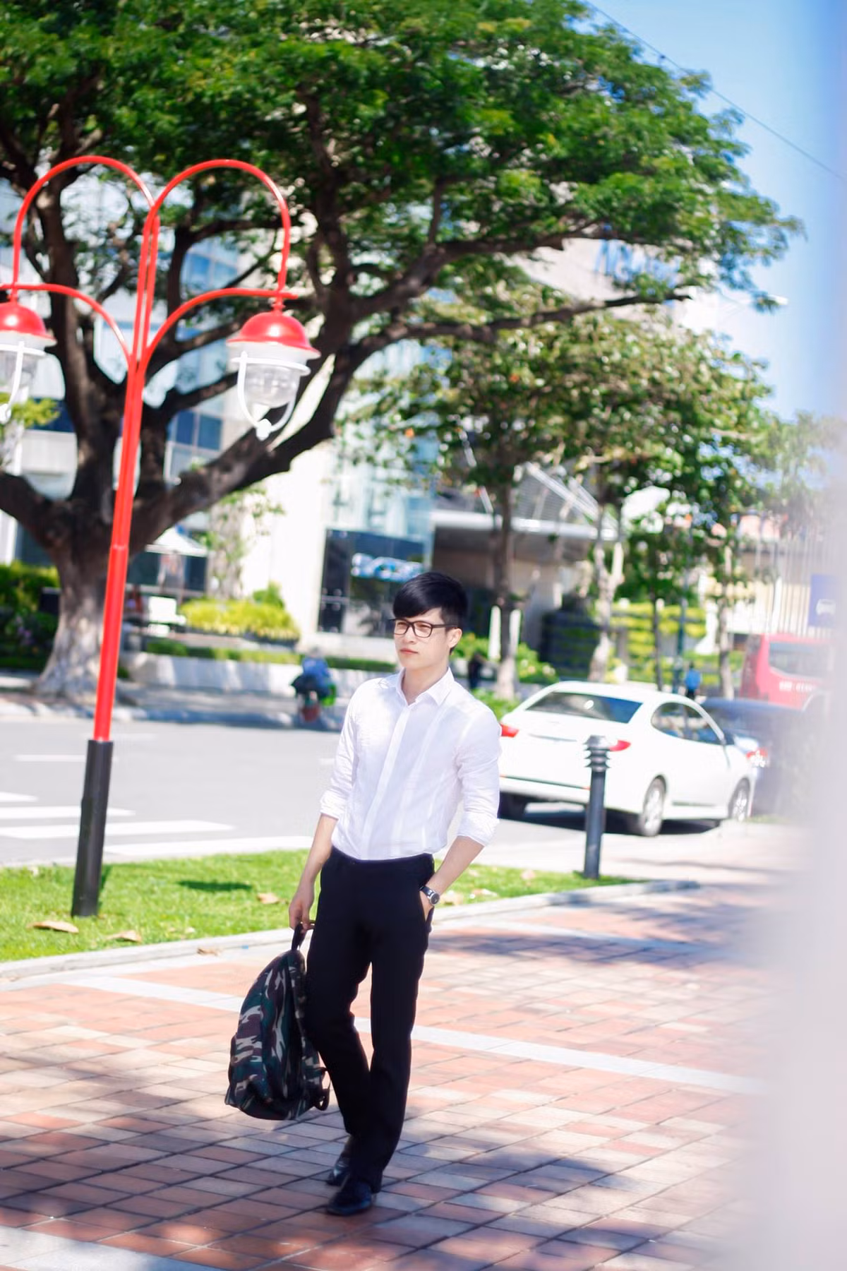 Trong khi đó, hot boy trường ĐH Bách khoa - ĐH Đà Nẵng lại tự tạo ra cho mình phong cách lịch lãm, nam tính trong trang phục áo sơ mi trắng, quần tây.