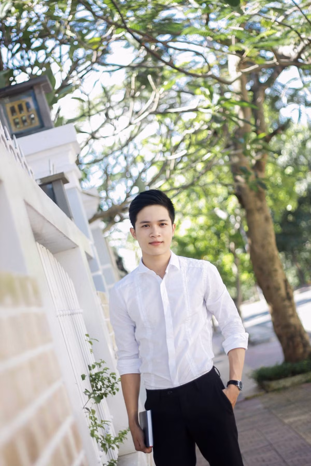 Chàng hot boy tên Vương cho biết, kiểu diện trang phục áo sơ mi trắng và quần tây đen luôn tạo thích hợp cho những lần dạo phố, đi học, bởi sẽ thấy bản thân trưởng thành, đĩnh đạc và đầy tự tin.