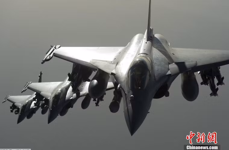Ba trong 5 tiêm kích Rafale của Không quân Pháp tham gia không kích phiến quân IS ở Syria.