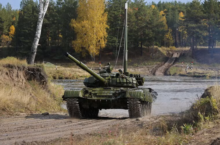 Chiếc xe tăng T-72 nặng gần 50 tấn đã vượt qua dòng sông một cách an toàn.