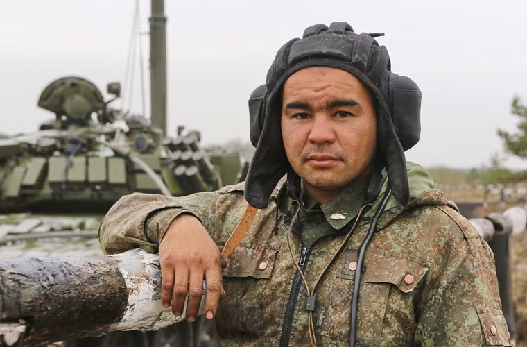 Trưởng xa T-72 sau chuyến vượt sông thành công.