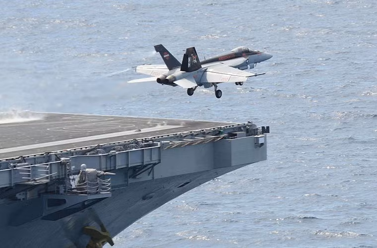 Tiêm kích hạm F/A-18 E/F xuất kích từ tàu sân bay USS Ronald Reagan.