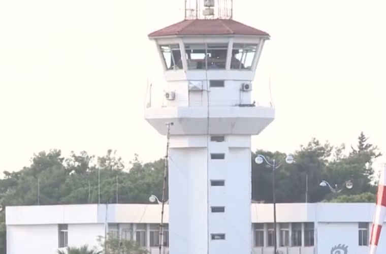 Đài không lưu tại sân bay al-Assad.