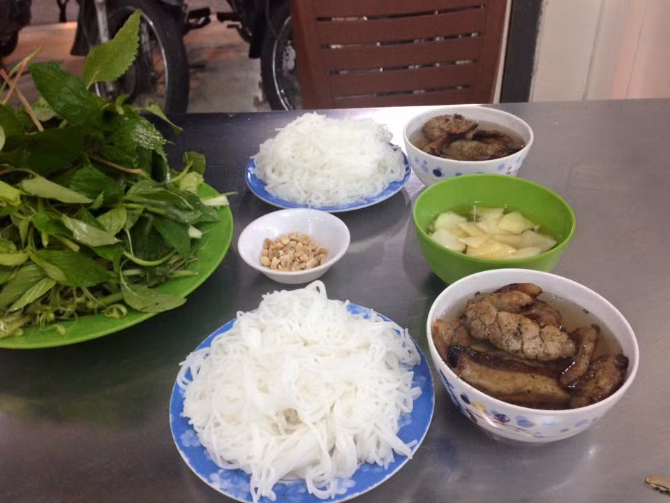 Bún chả: Bún chả có nguồn gốc từ Hà Nội với thành phần chính là bún rối, chả miếng và chả băm làm từ thịt lợn đem nướng chín dưới than hoa chấm kèm nước mắm chua ngọt có dưa góp. Bún chả ngày nay không có nhiều thay đổi so với truyền thống.