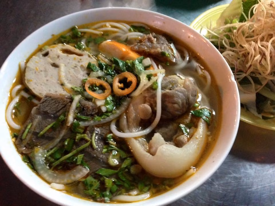 Bún bò giò heo: Bún bò giò heo có nguồn gốc từ Huế với vị thơm đặc trưng của sả và mắm ruốc. Một bát bún bò giò heo kiểu Huế thường có 1 miếng chân giò heo, chả bò, thịt bò luộc thái mỏng.