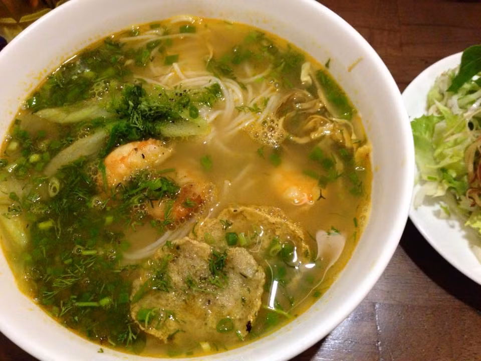 Bún tôm Hải Phòng: Nguyên liệu chính của một trong những món bún ngon bậc nhất Việt Nam là tôm to bóc vỏ bỏ đầu xào chín, miếng chả cá mỏng dính chiên giòn và các loại rau như dọc mùng, hành, thì là thái nhỏ. Vị ngọt của nước dùng được tạo nên xương lợn và đầu tôm giã nhỏ lọc lấy nước rồi ninh nhừ.