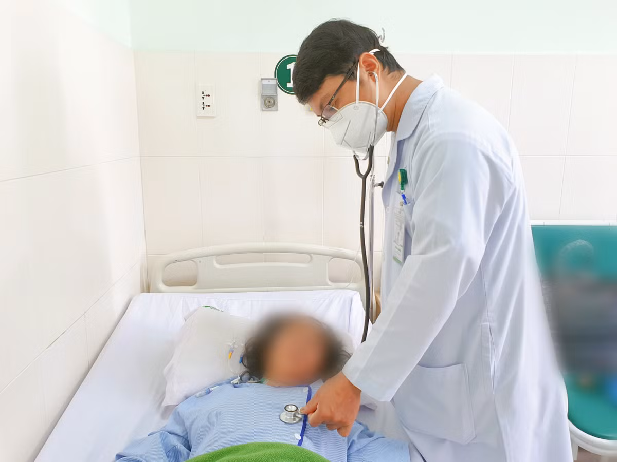 Uong 50 vien thuoc tang can khong ro nguon goc, nguoi phu nu nguy kich