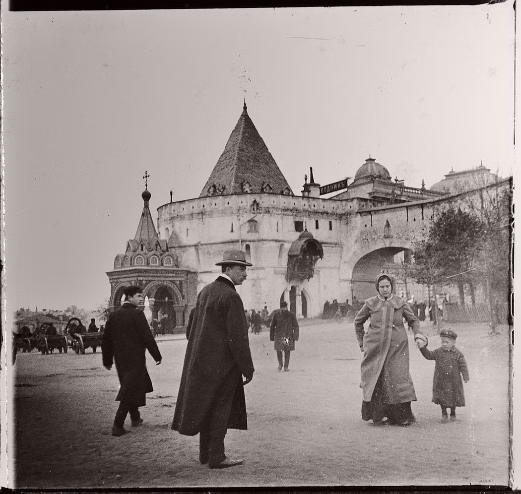Mọi người tấp nập ra vào cổng Varvaskaya ở Moscow hồi thập niên 1910.