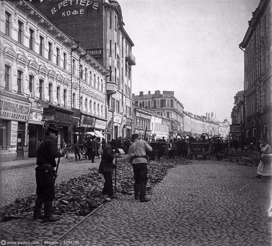 Các công nhân hăng say làm đường ở thủ đô Moscow. Hai bên đường là những tòa nhà cao tầng san sát nhau.