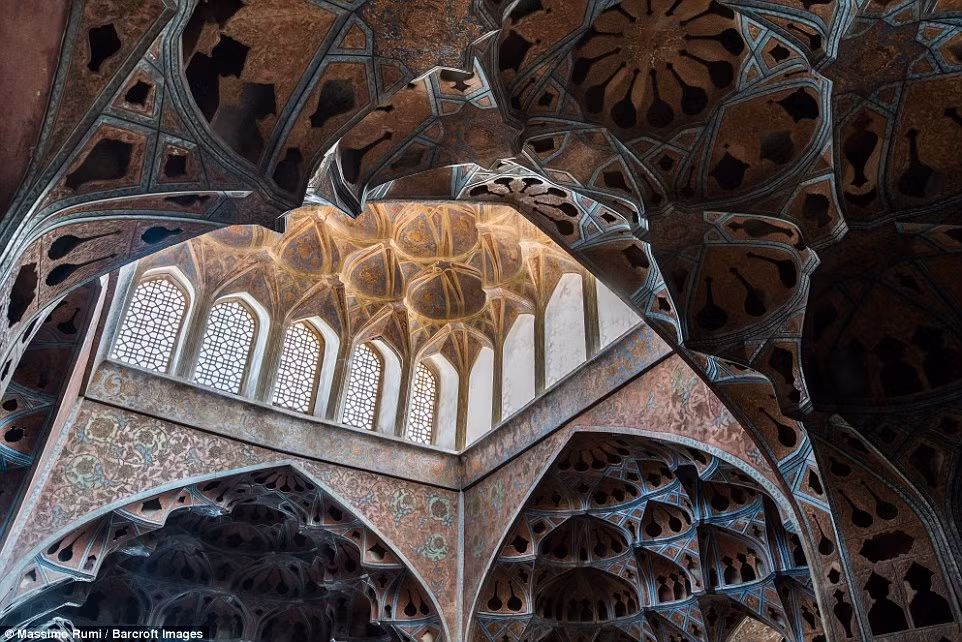 Trần nhà của Cung điện Ali Qapu ở Iran.