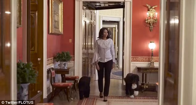 Bà Michelle Obama đi dạo trong Phòng Đỏ của Nhà Trắng. (Nguồn ảnh: Daily Mail)