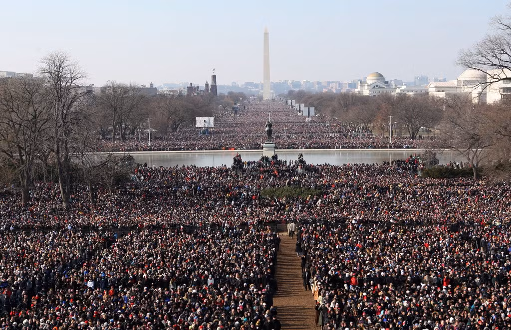 Dòng người đổ về chứng kiến lễ nhậm chức của Tổng thống Obama trải dài từ Đồi Capitol đến Đài tưởng niệm Washington. Theo thống kê của NBC và Washington Post, 1,8 triệu người đã đến để chứng kiến khoảnh khắc tổng thống da màu đầu tiên của Mỹ tuyên thệ. Trong khi trước đó 8 năm, chỉ có 300.000 người tham dự lễ nhậm chức đầu tiên của Tổng thống George W. Bush. Ảnh: Getty.