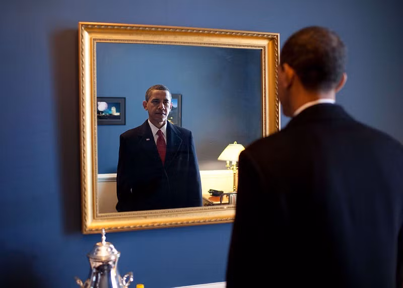 Phút trầm ngâm của Obama trước giờ phút lịch sử. Ảnh: Nhà Trắng.