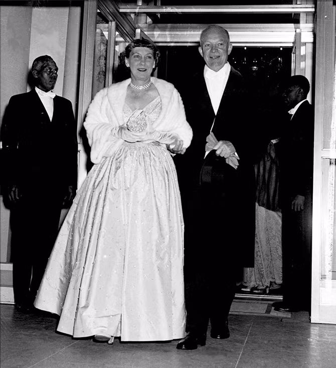 Vợ chồng cựu Tổng thống Mỹ Dwight D. Eisenhower trong buổi tiệc mừng nhậm chức năm 1953.