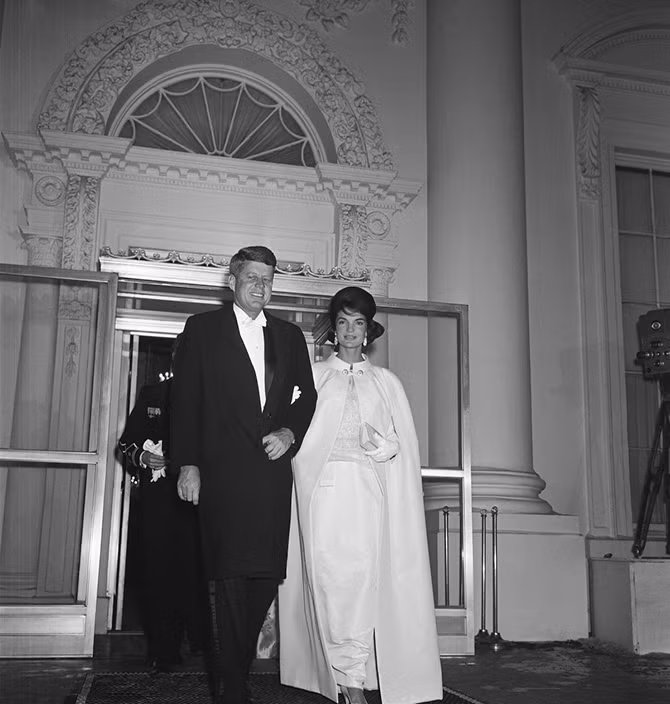Cựu Đệ nhất phu nhân Jacqueline Kennedy quý phái trong tiệc mừng nhậm chức của chồng, cựu Tổng thống Mỹ John F. Kennedy, năm 1961.